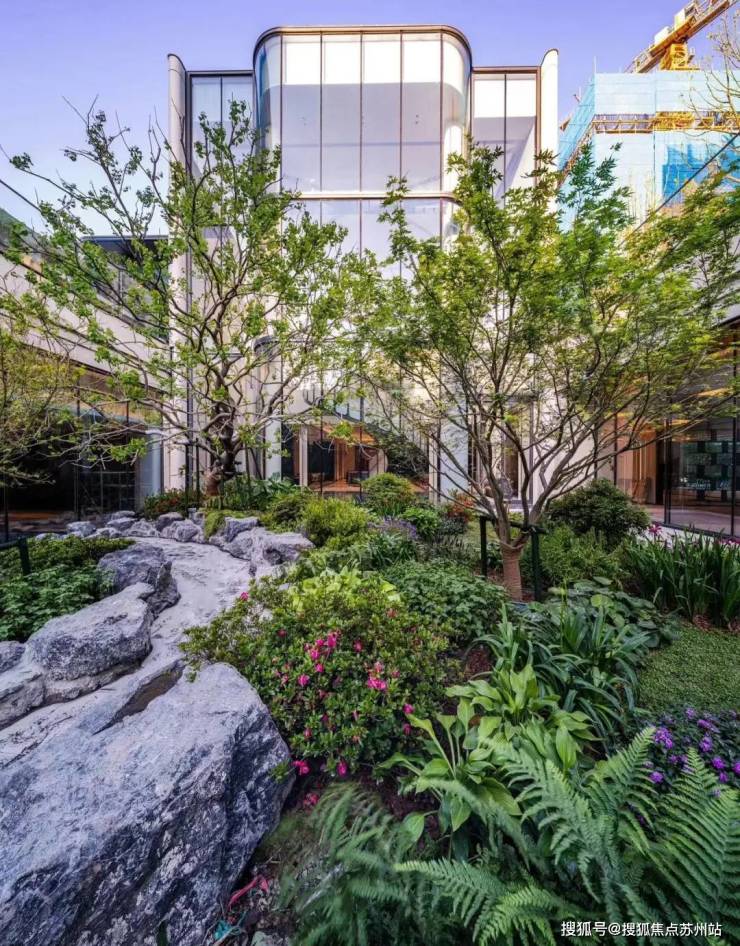 迷迭香,夜来香等构筑的芳草花厅,以及在整个小区大量栽种的花卉例