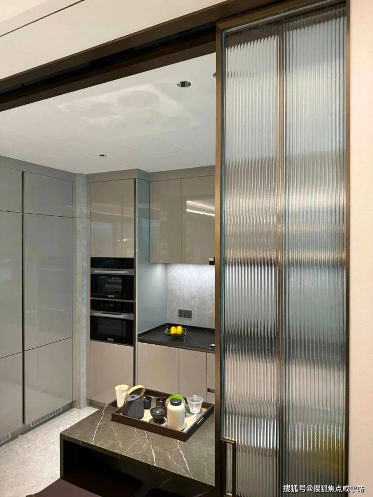 卫浴缦云上海所有户型的所有卫生间里都用了悬浮式的洁具和柜体,确保