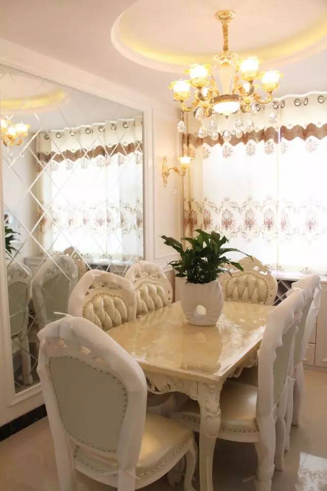 餐厅的这面菱形造型的镜子,拓宽视觉空间,让人感觉餐厅很宽敞.