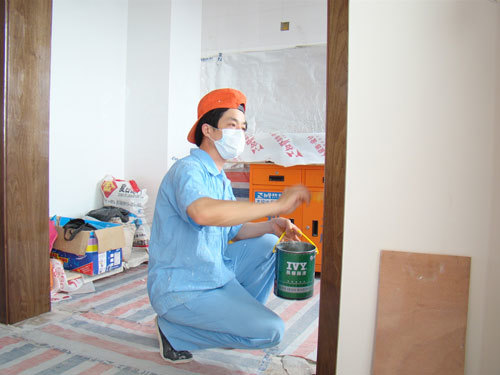 对于门套的油漆施工,使用的是长春藤环保漆,清水施工效果也很不错.