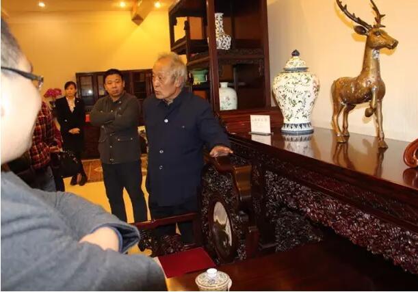 故宫修复专家王秀林参观宝德风红木家具展厅
