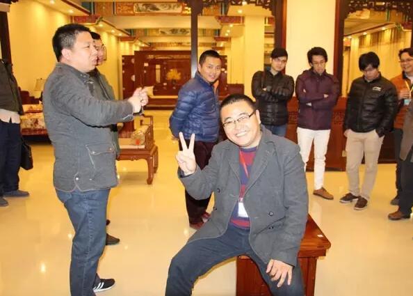 故宫修复专家王秀林参观宝德风红木家具展厅