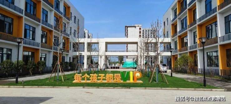 售楼处热线:400-9696-224大名鼎鼎的松江二中,松江一中,九峰实验,茸一