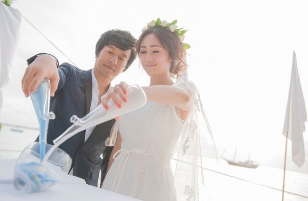 明星刘芸与郑钧举办浪漫婚礼 唯美婚纱照曝光