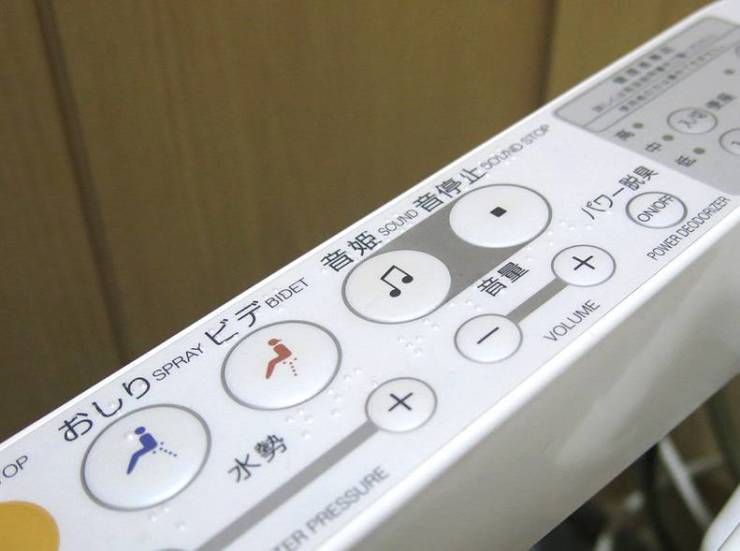 在日本的公厕里能喷水的马桶盖只是一个最低配置