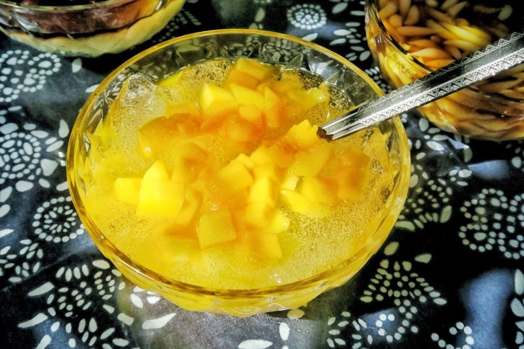 除了经典款冰粉,还有三种水果口味的冰粉:西瓜,菠萝,芒果.