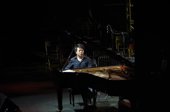 青年指挥家曹澈和炫酷的交响乐团如果说有一首英文歌,只要音乐一响起