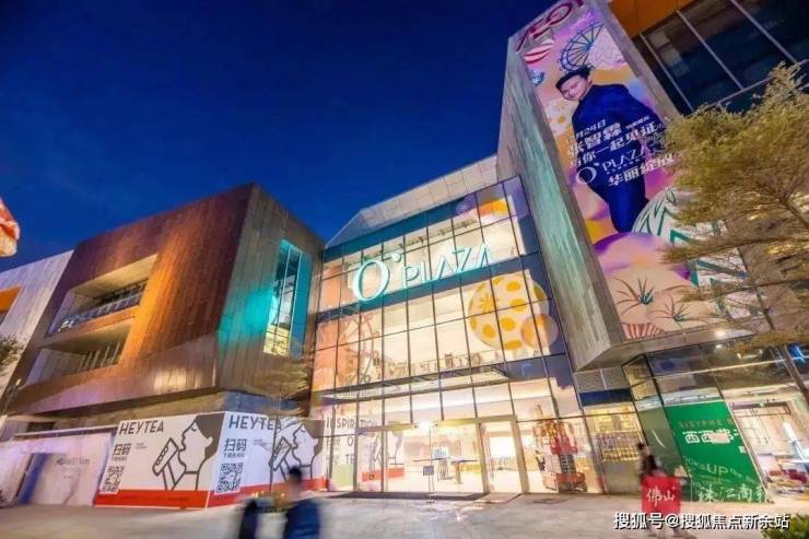 驱车出门,城市中心还有约9万㎡的印象城,约17万㎡的大信新都汇,约9万