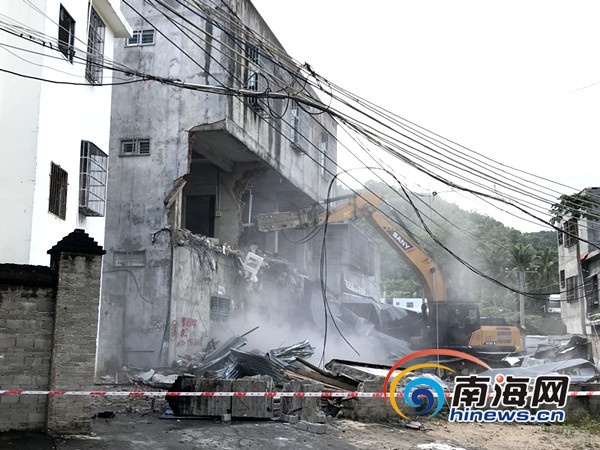 三亚临春棚改冒雨拆除15栋房屋 面积近万平方
