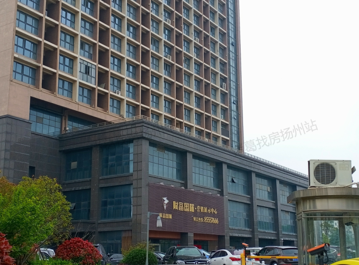 gz279地块北侧紧邻江阳中路,西侧为财富广场,东侧为九洲大厦,灯泡集团