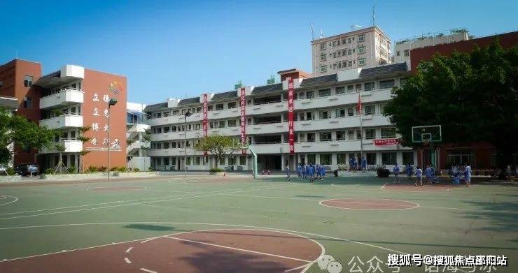 72目前中学的学区是:南山区前海学校中学部,项目距离学校北门约1000