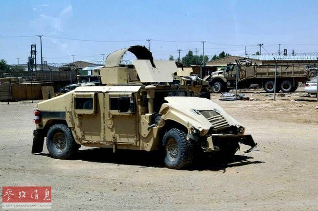 图为在阿富汗战场上报废的"悍马"装甲车.