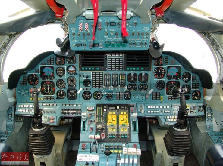 图为图-160轰炸机的座舱.