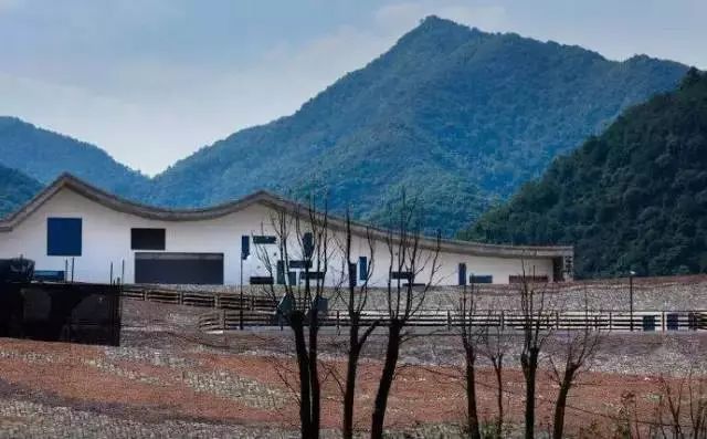 "带着这些自我提问与对中国山水画的感受,设计师王澍与他的团队用一个