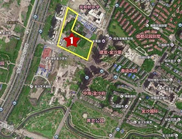 綠城地塊位於青羊區金沙街道辦事處龍嘴村3,4,6,7組,建發金沙裡對面