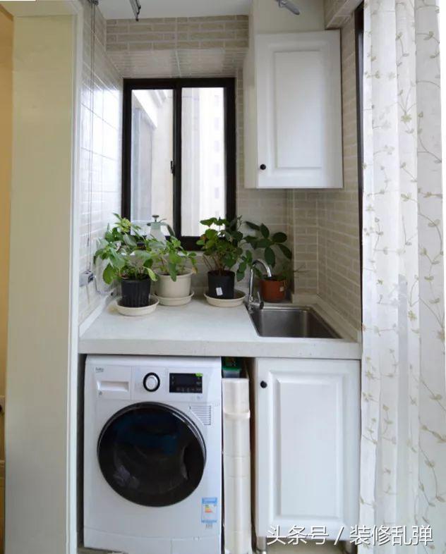 小户型的阳台这样放置洗衣机空间一点不浪费