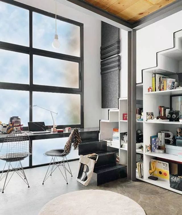 虽然没有扶手,还是忍不住分享这款楼梯,与书桌,书柜的结合,简直蜀神