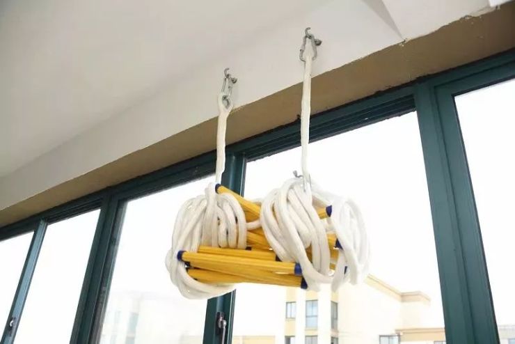 卧室逃生梯,灭火设备 阳台配备逃生梯 3 全