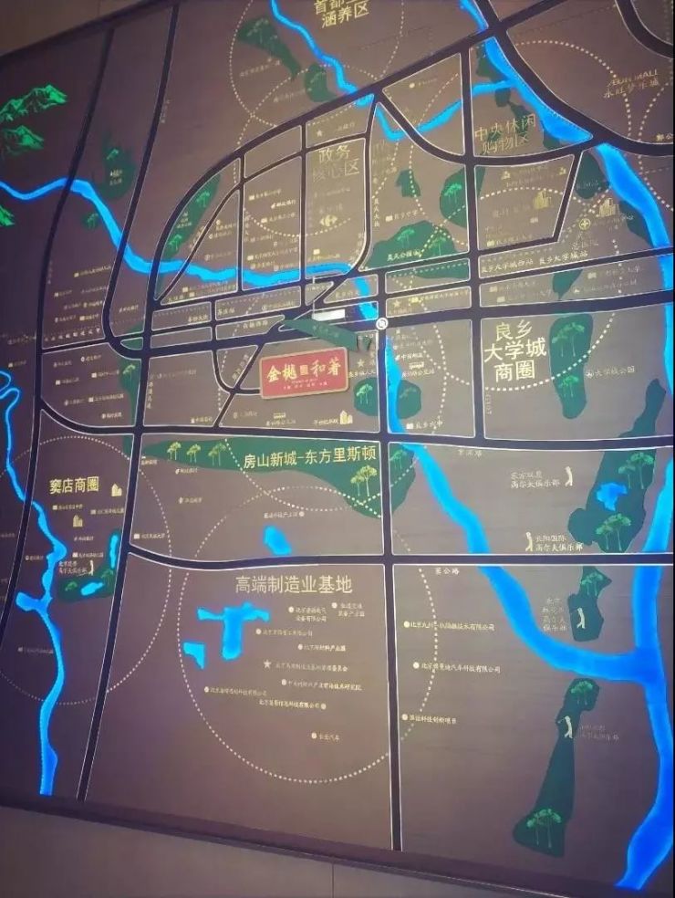 (项目周边图) 不过,从小编在售楼处看到的项目周边规划,发现这里的