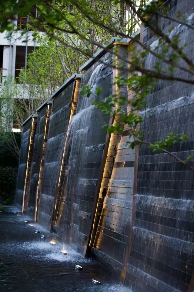 【行观水韵,坐看云起】 石材拼贴组成的极富肌理感的水景墙,跌水与