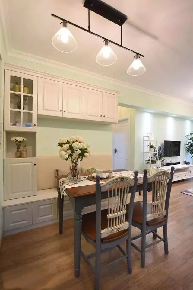 卡座式餐桌,多了几分下午茶的休闲.