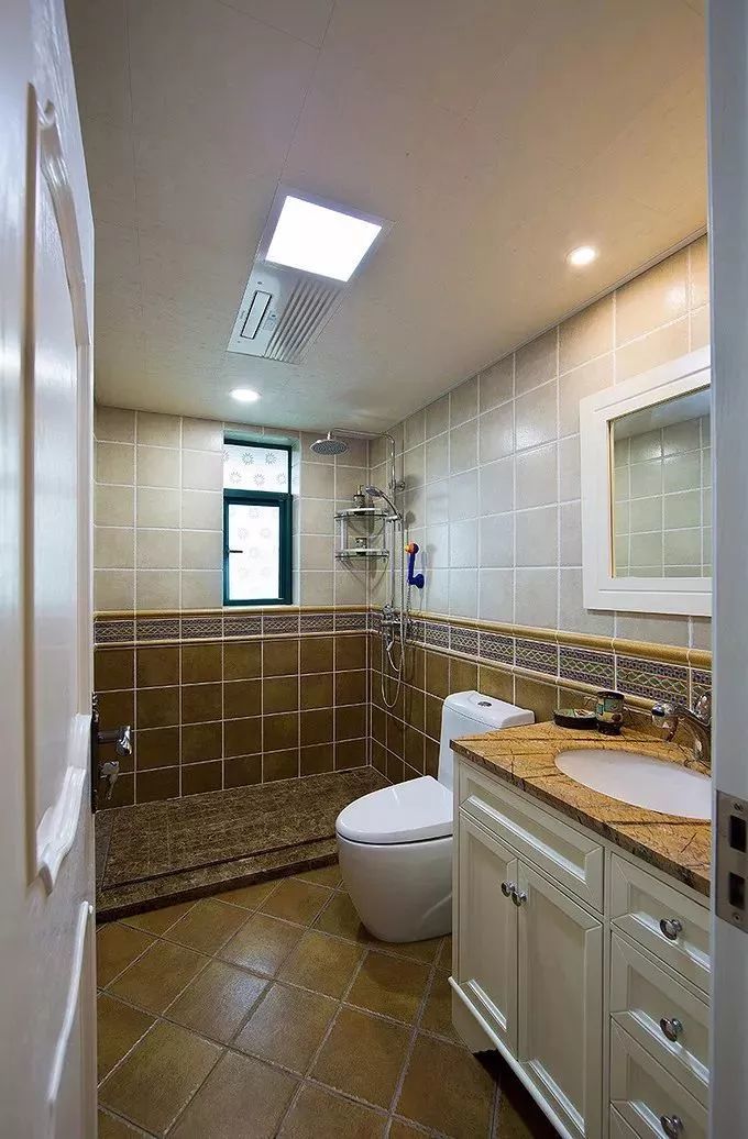 卫生间的墙面,最好贴上腰线!