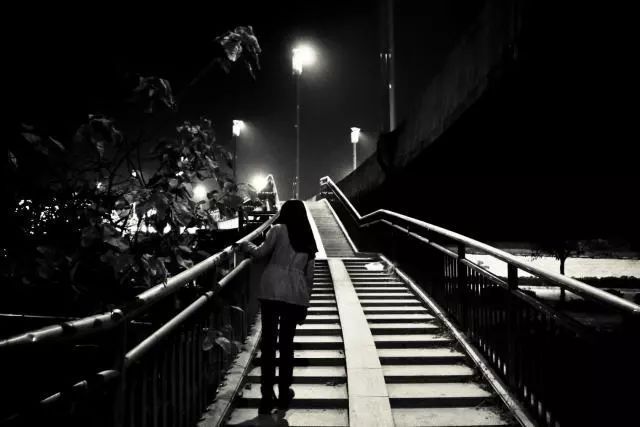 相信很多人都曾有过这样的感受 漂泊在异乡打拼 在忙碌了一天之后,却