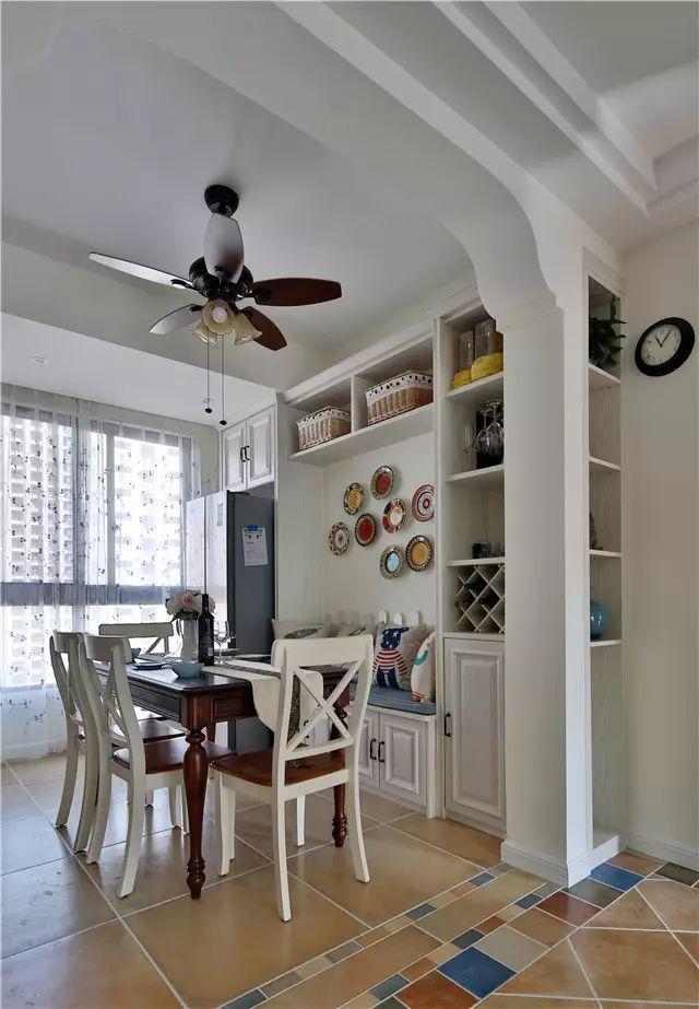 一侧墙面做了连柜卡座,冰箱藏在其中,也有酒柜,还可以当餐椅,一柜多用